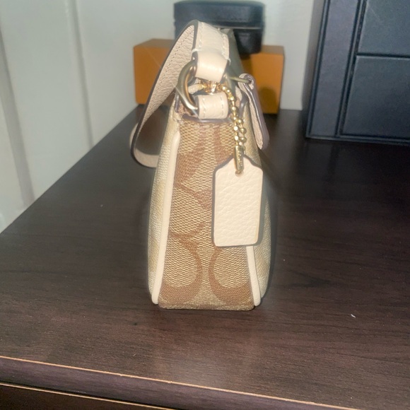 Coach - Picture 3 of 6